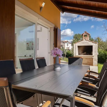 Amalija Villa *