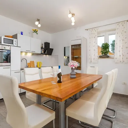 Vila Amalija Kirmenjak